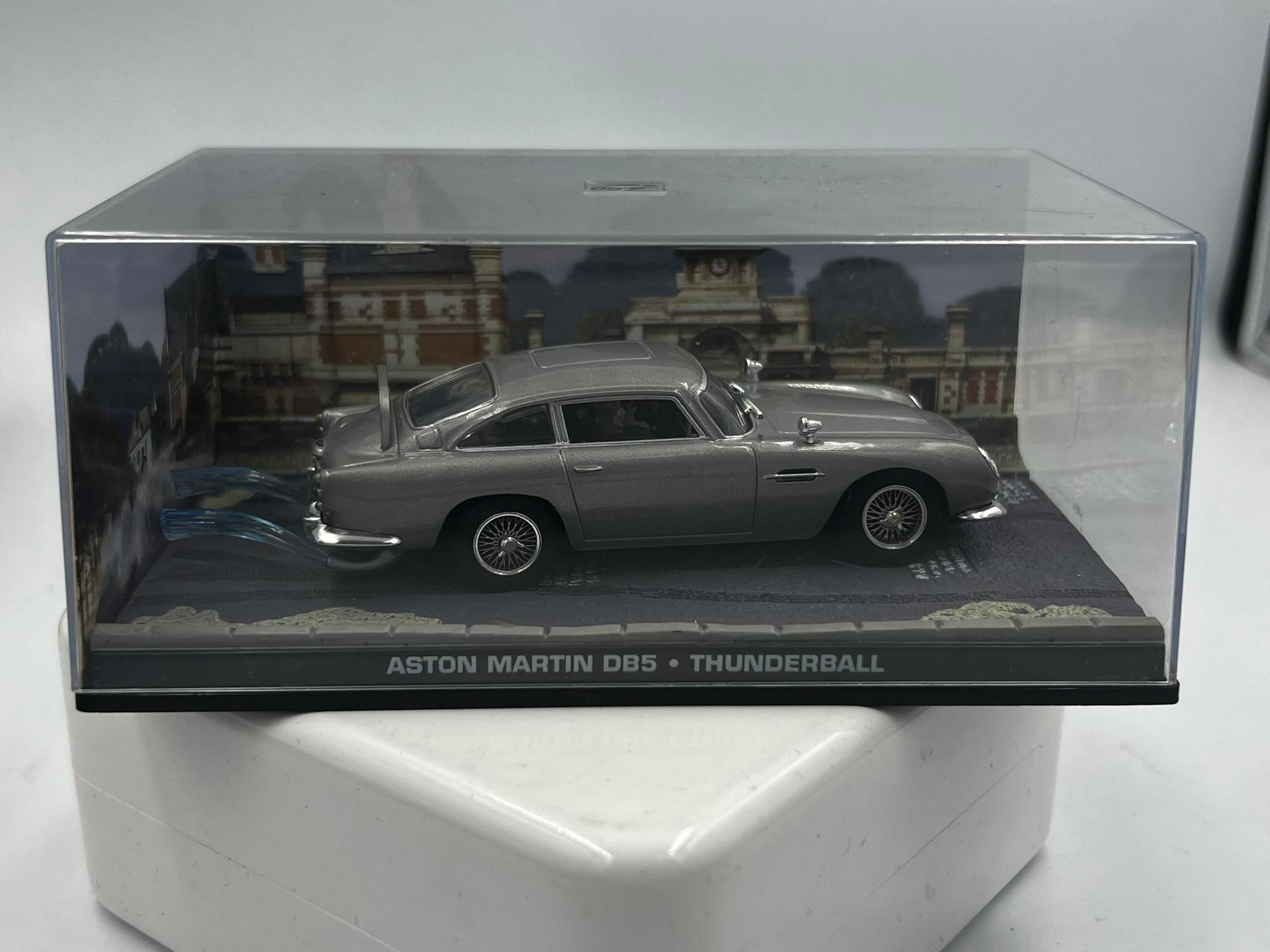 Aston Martin DB5 Thunderball 007 (1:43)