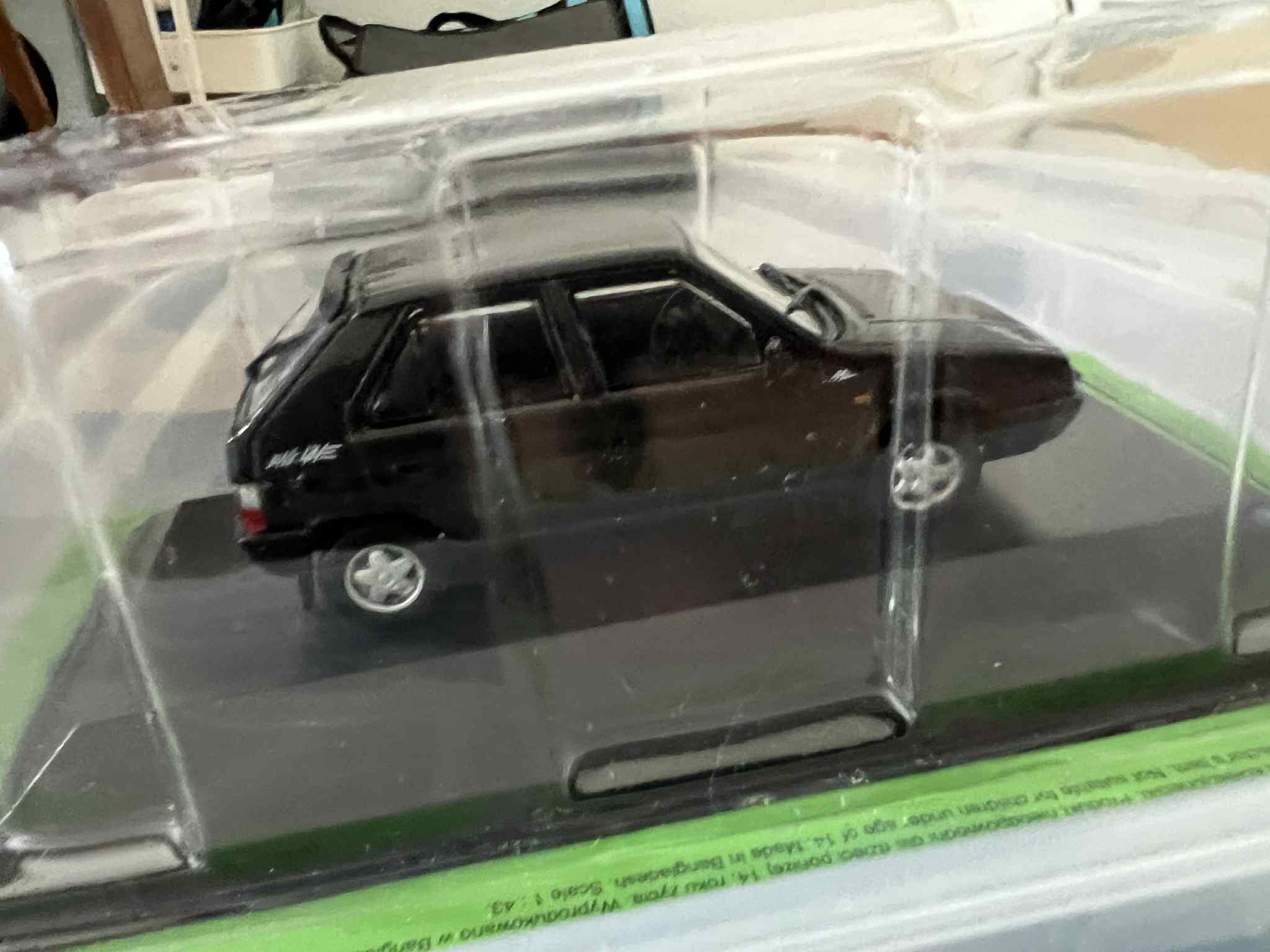 Skoda Favorit Black Line (1:43) DeAgostini - obrazek 3