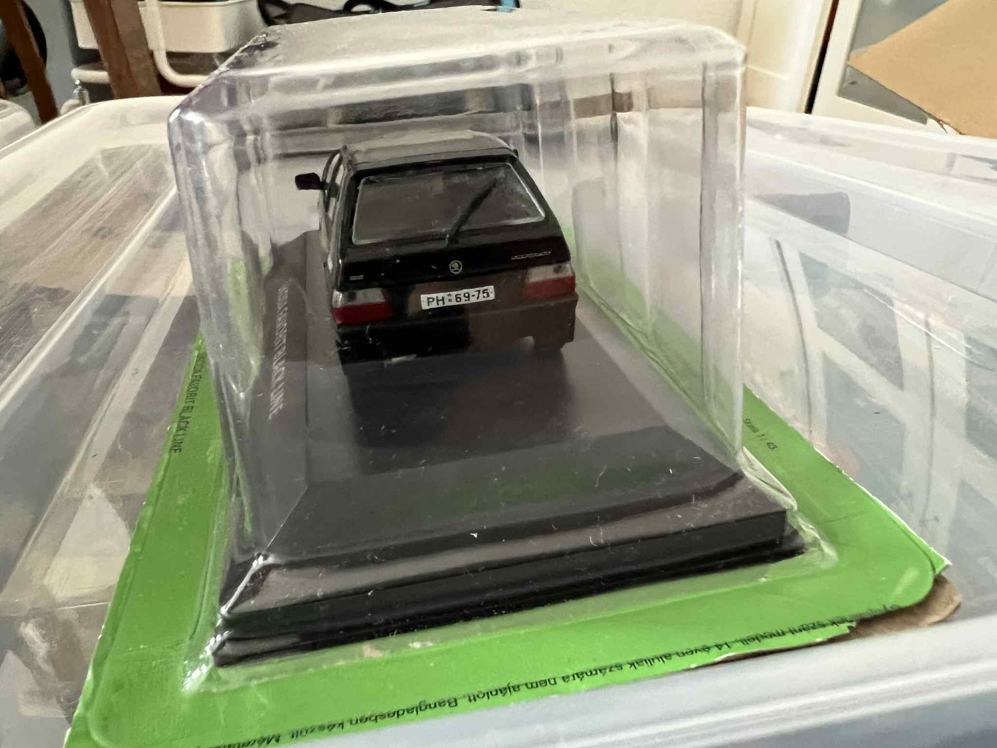 Skoda Favorit Black Line (1:43) DeAgostini - obrazek 4