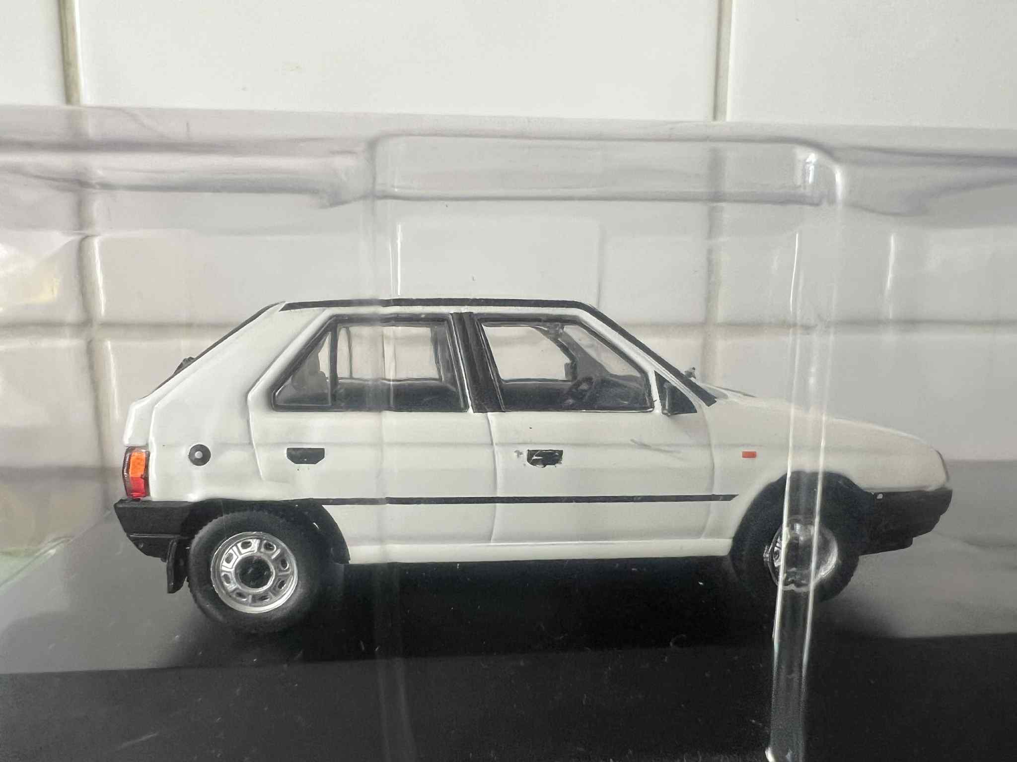 Skoda Favorit GLX (1:43) - obrazek 5