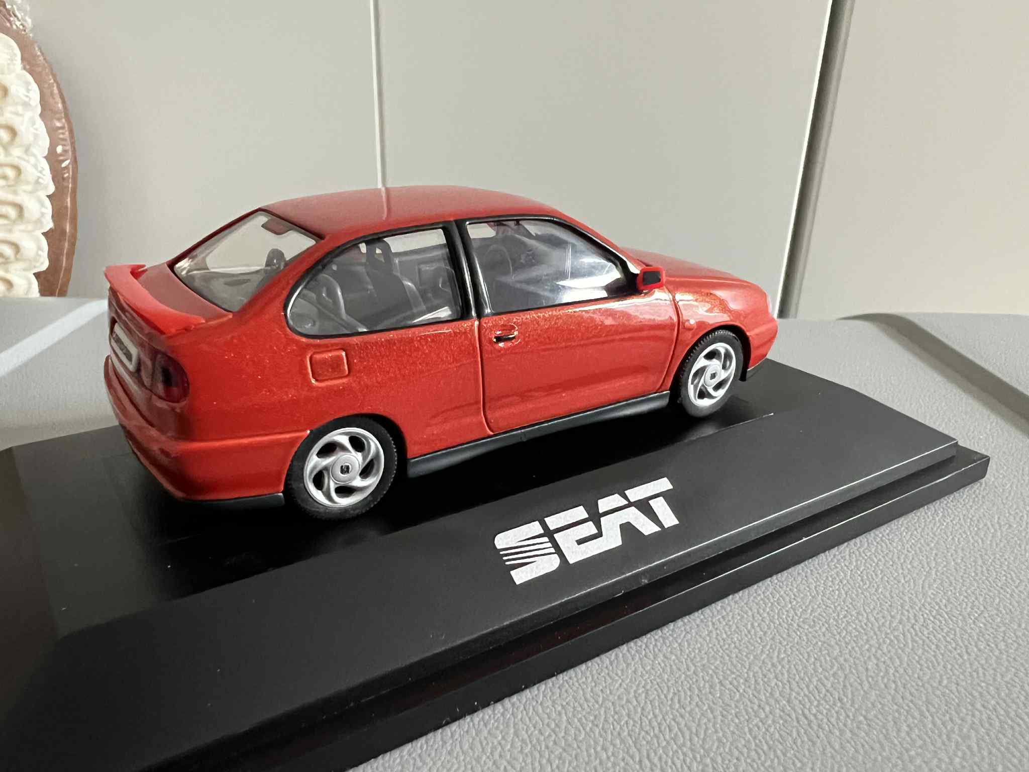 Seat Cordoba Czerwony (1:43) - obrazek 3