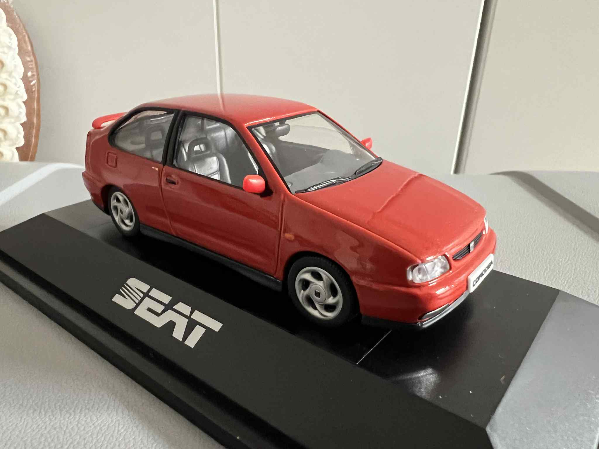 Seat Cordoba Czerwony (1:43) - obrazek 4