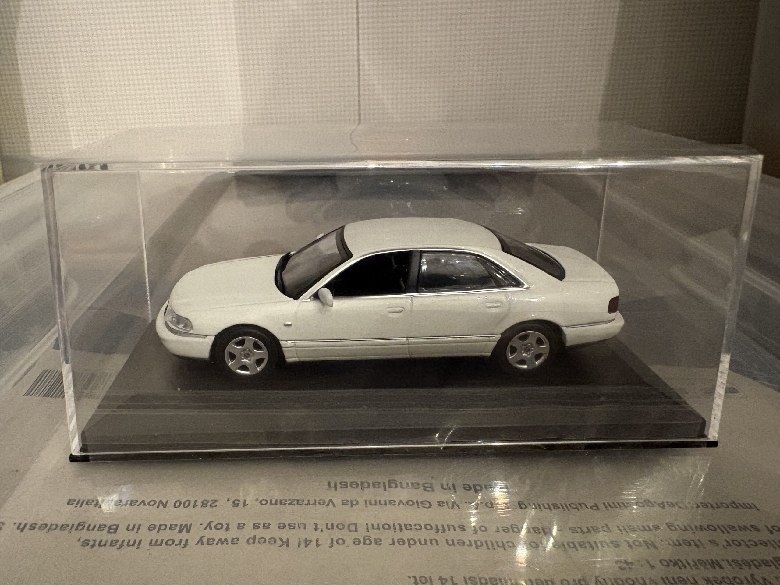 Audi A8 (1:43) Maxichamps/Minichamps - obrazek 2