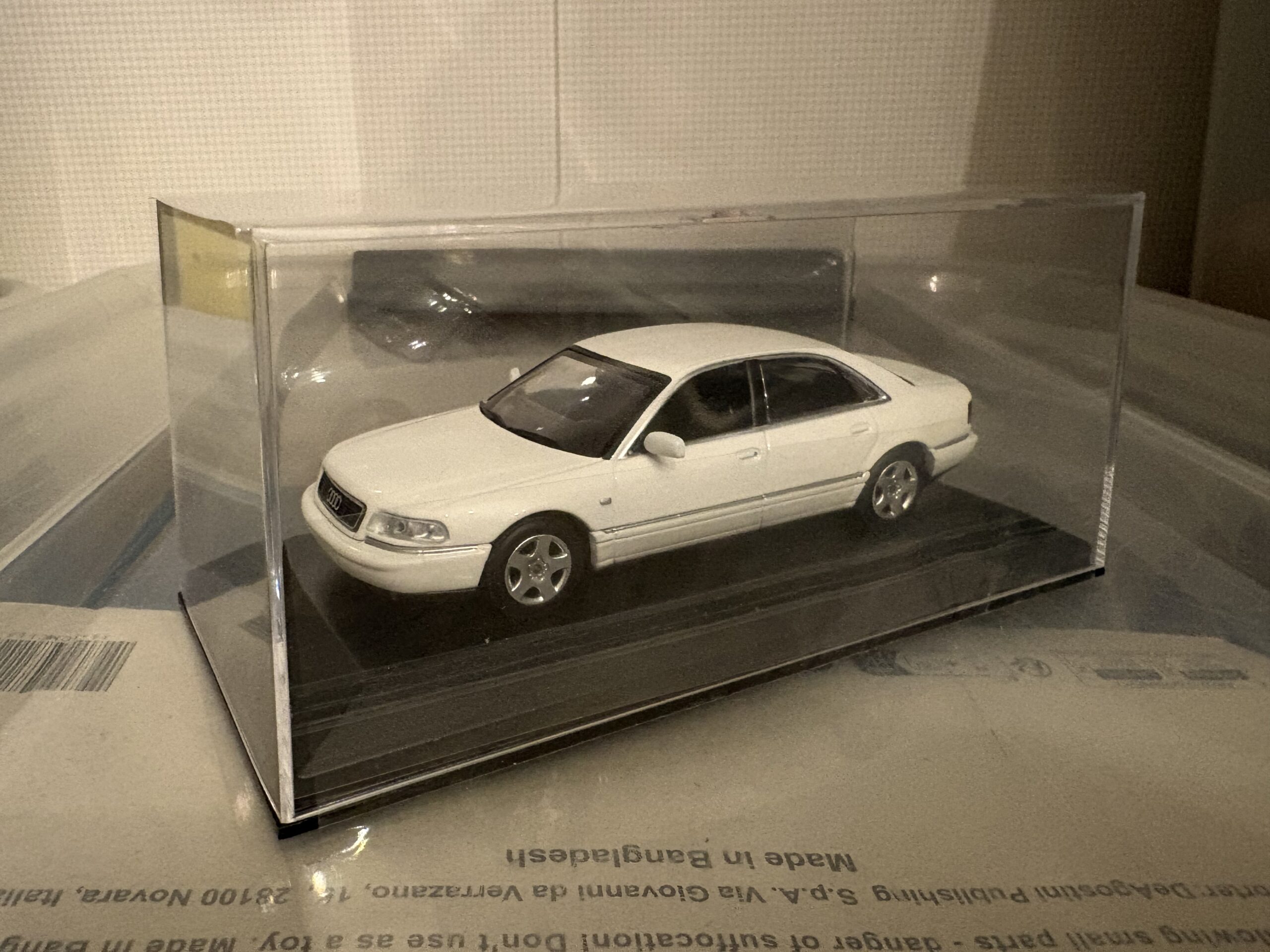 Audi A8 (1:43) Maxichamps/Minichamps - obrazek 3