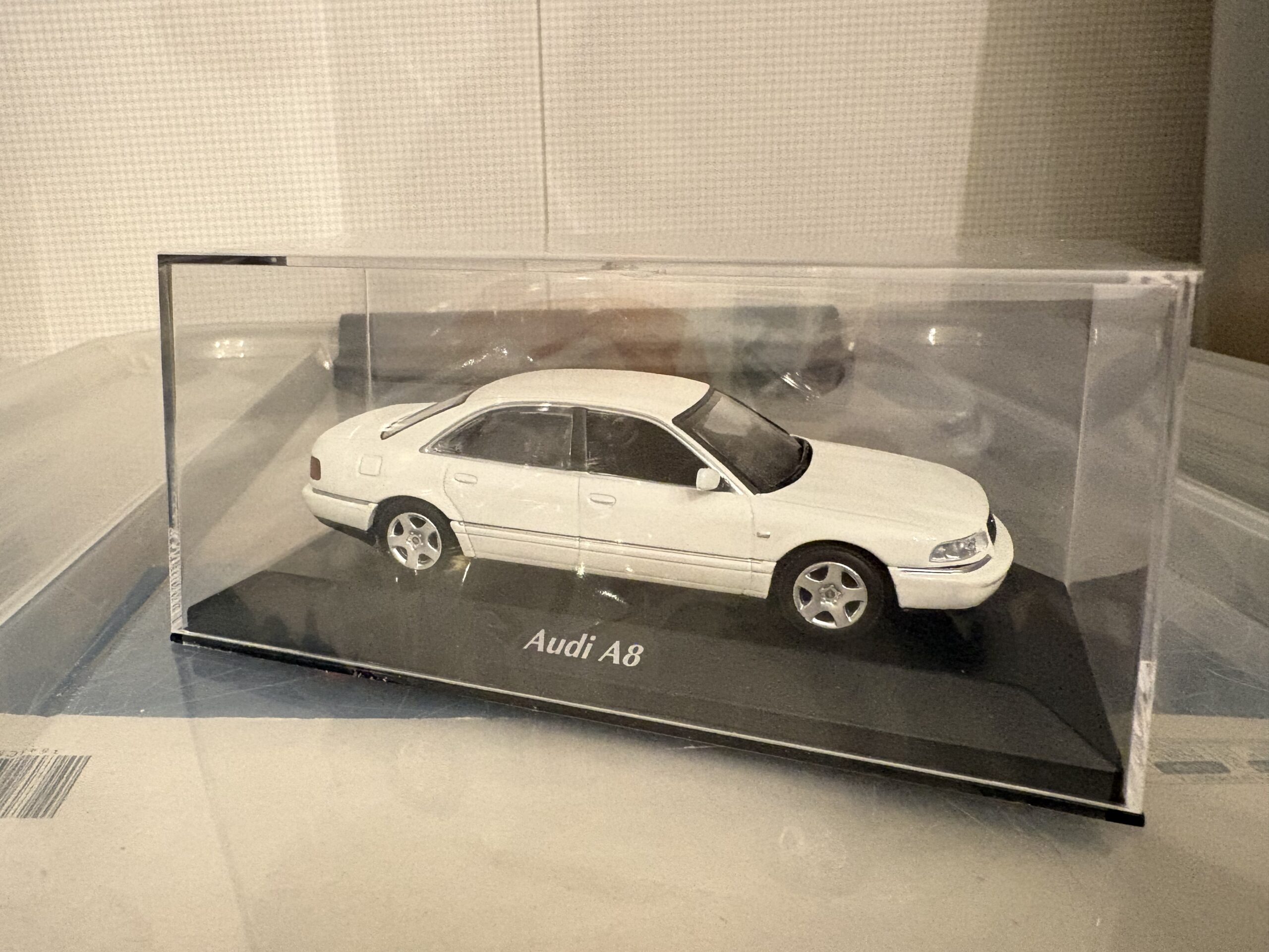 Audi A8 (1:43) Maxichamps/Minichamps - obrazek 6