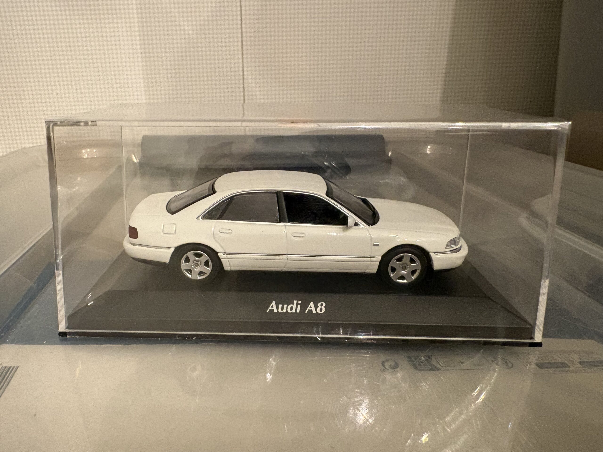 Audi A8 (1:43) Maxichamps/Minichamps - obrazek 7