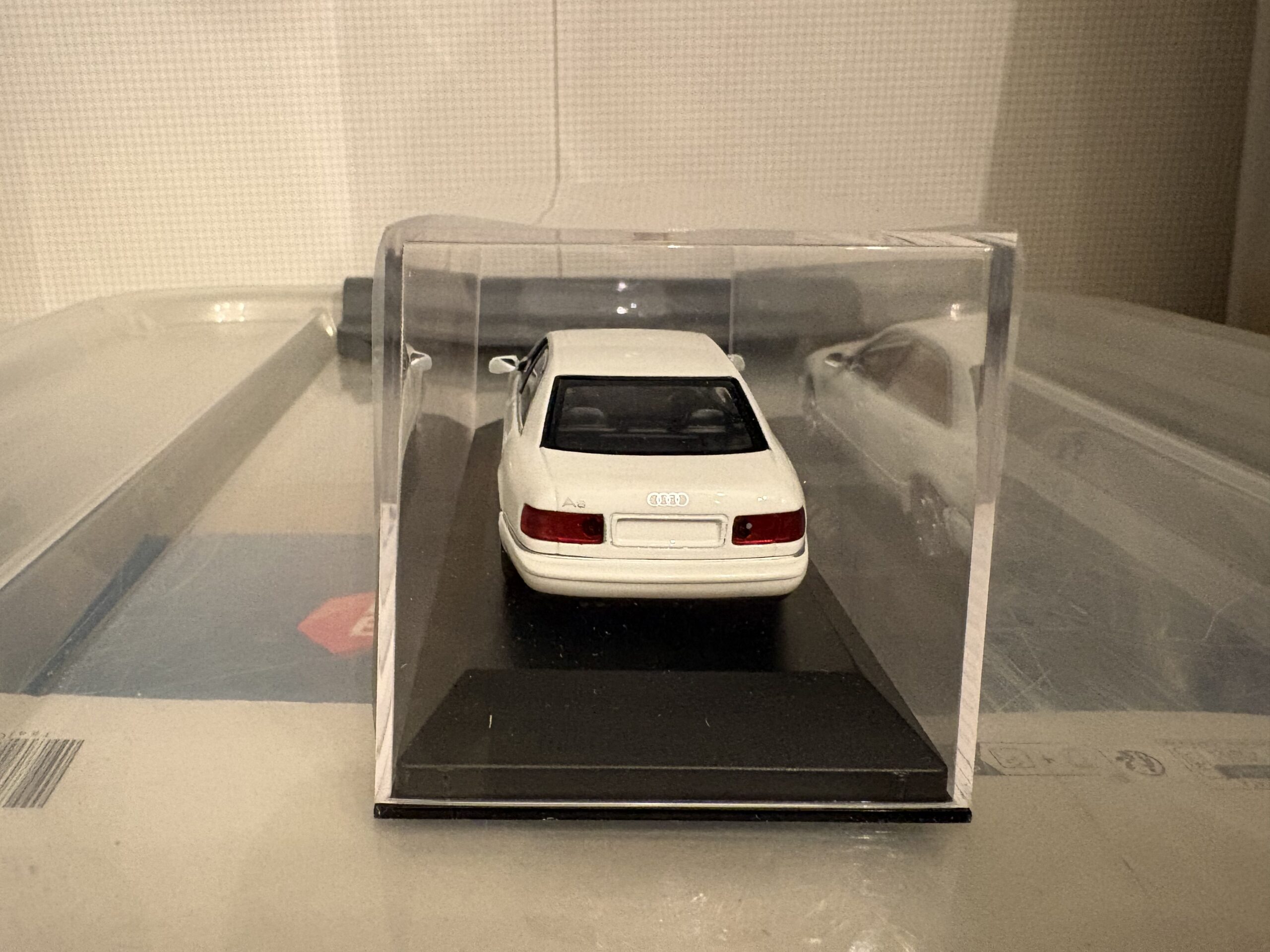 Audi A8 (1:43) Maxichamps/Minichamps - obrazek 8