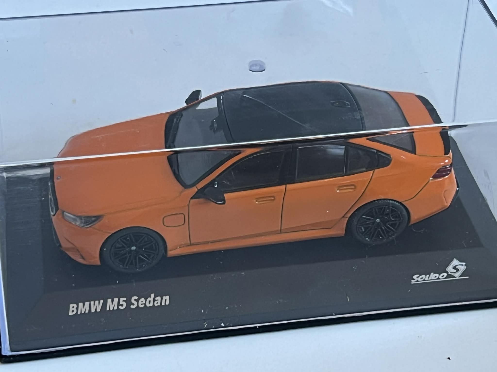 BMW M5 Sedan Pomarańczowy (1:43) Solido