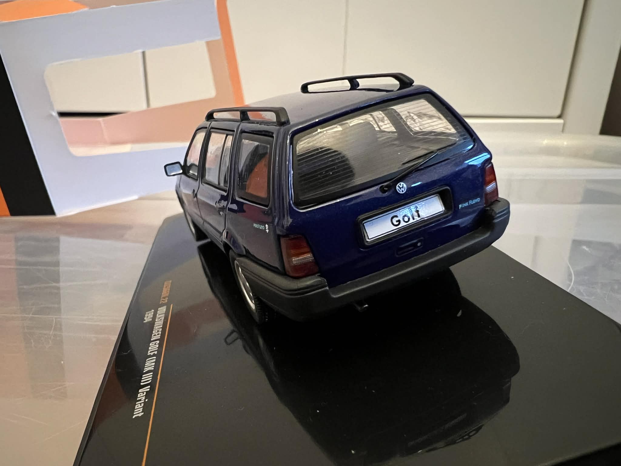 Volkswagen Golf MKIII Variant (1:43) IXO - obrazek 3
