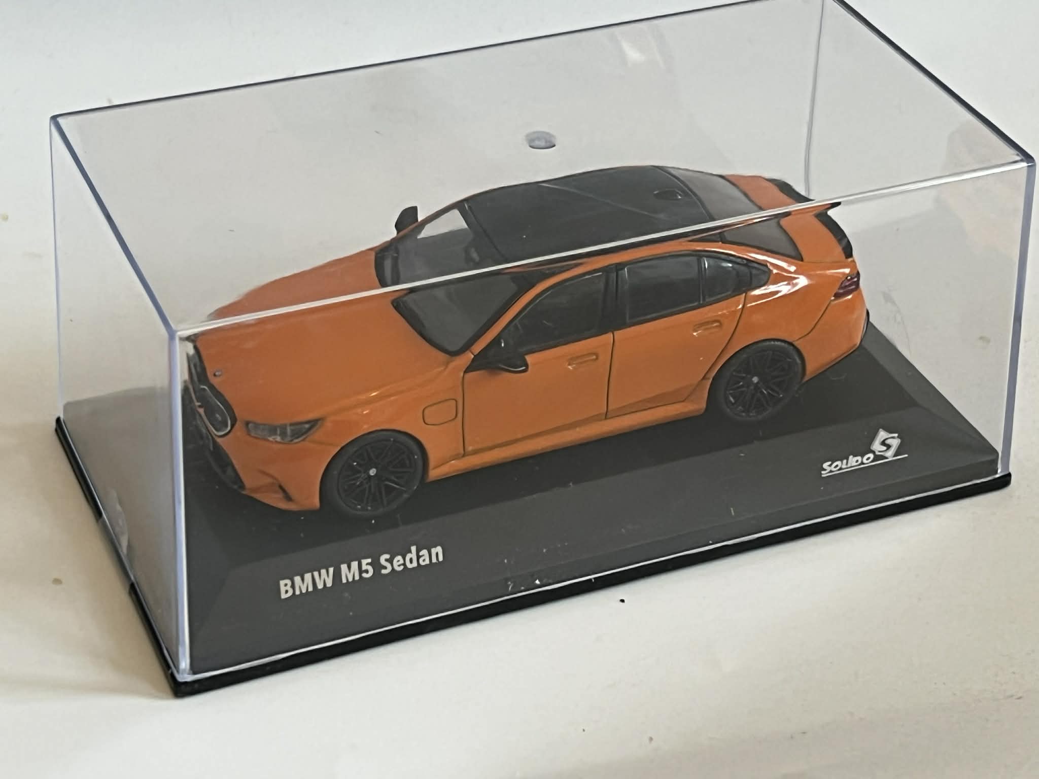 BMW M5 Sedan Pomarańczowy (1:43) Solido - obrazek 3