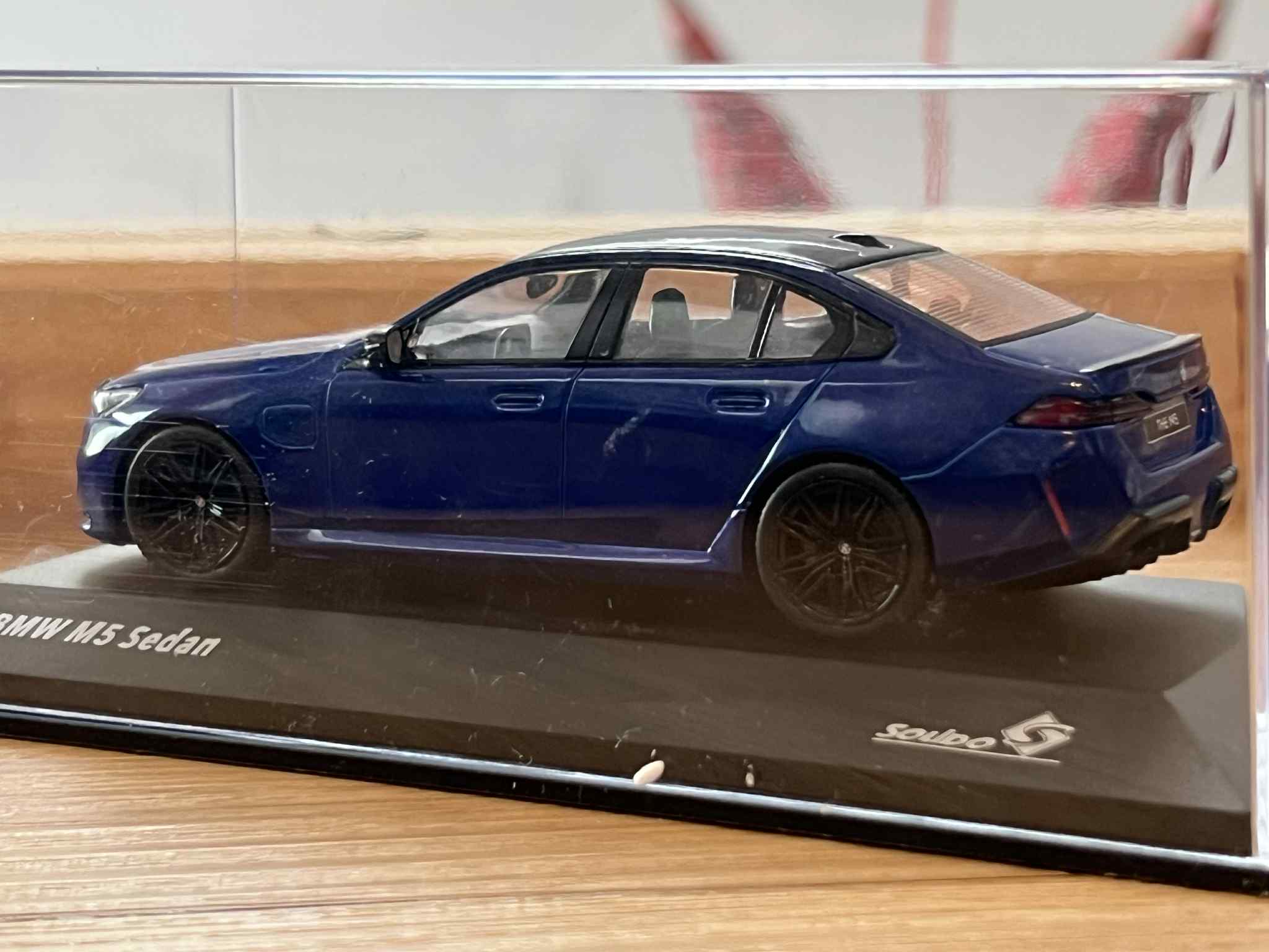 BMW M5 Sedan (1:43) Solido - obrazek 3