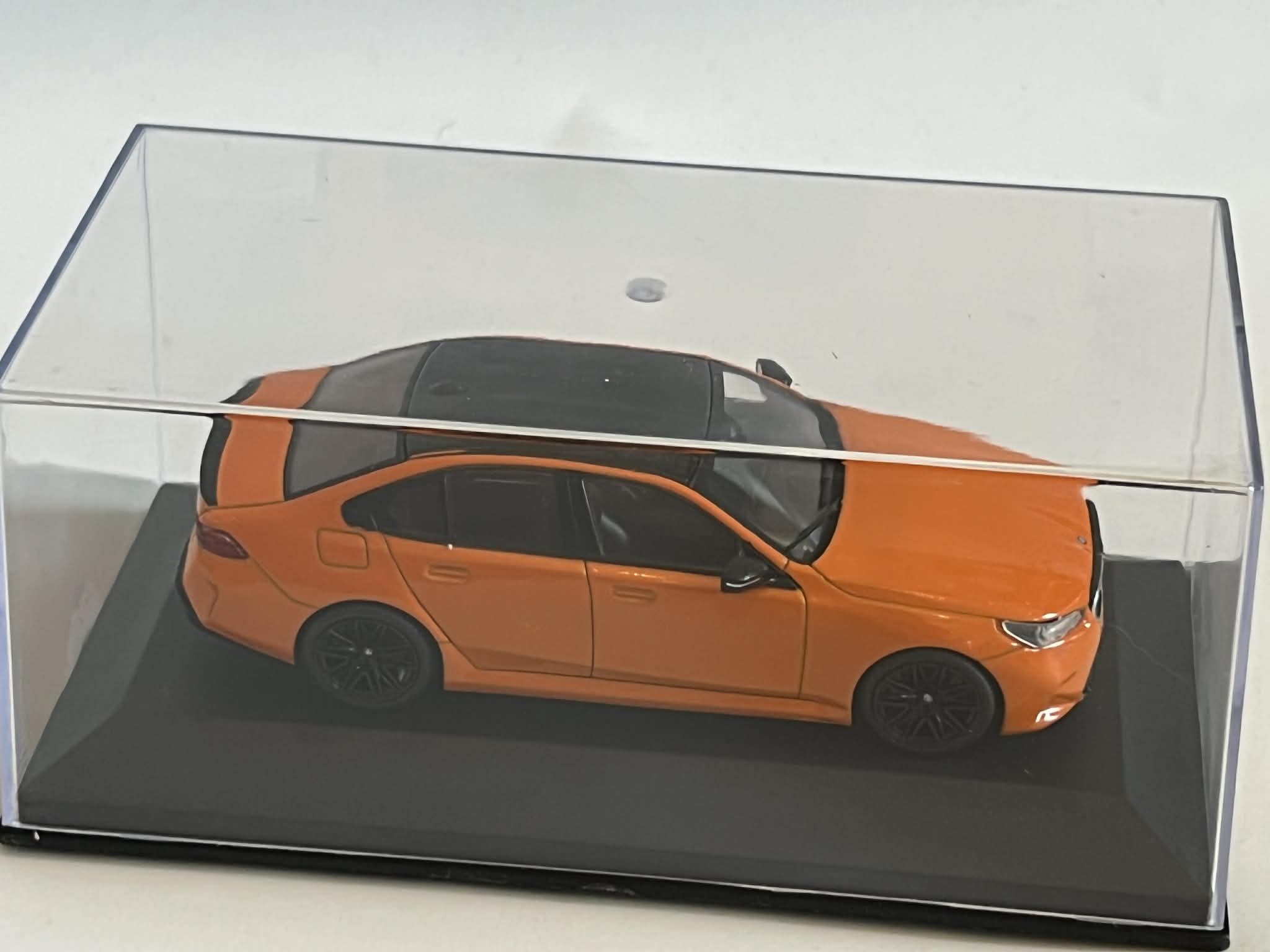 BMW M5 Sedan Pomarańczowy (1:43) Solido - obrazek 7