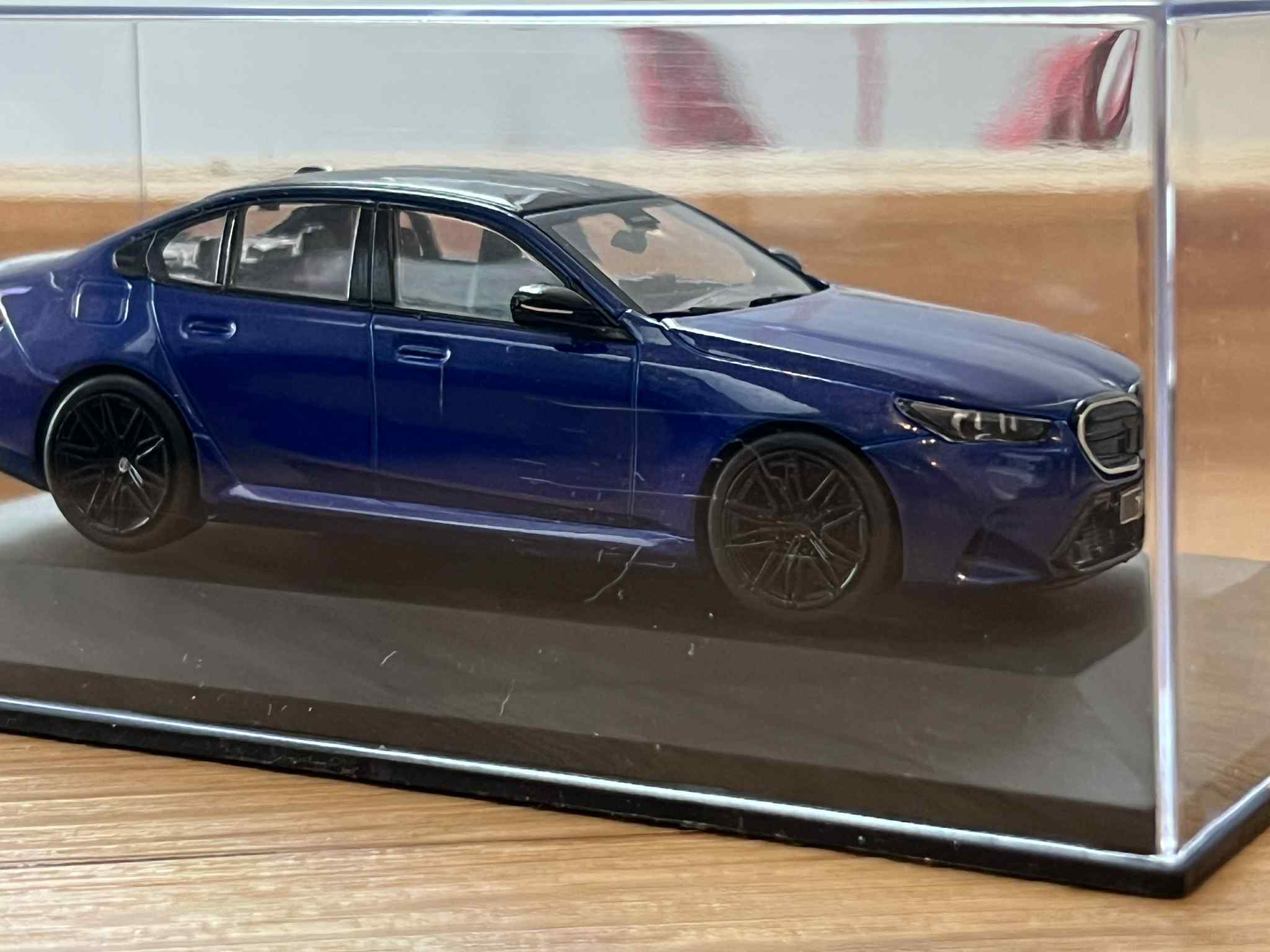 BMW M5 Sedan (1:43) Solido - obrazek 5