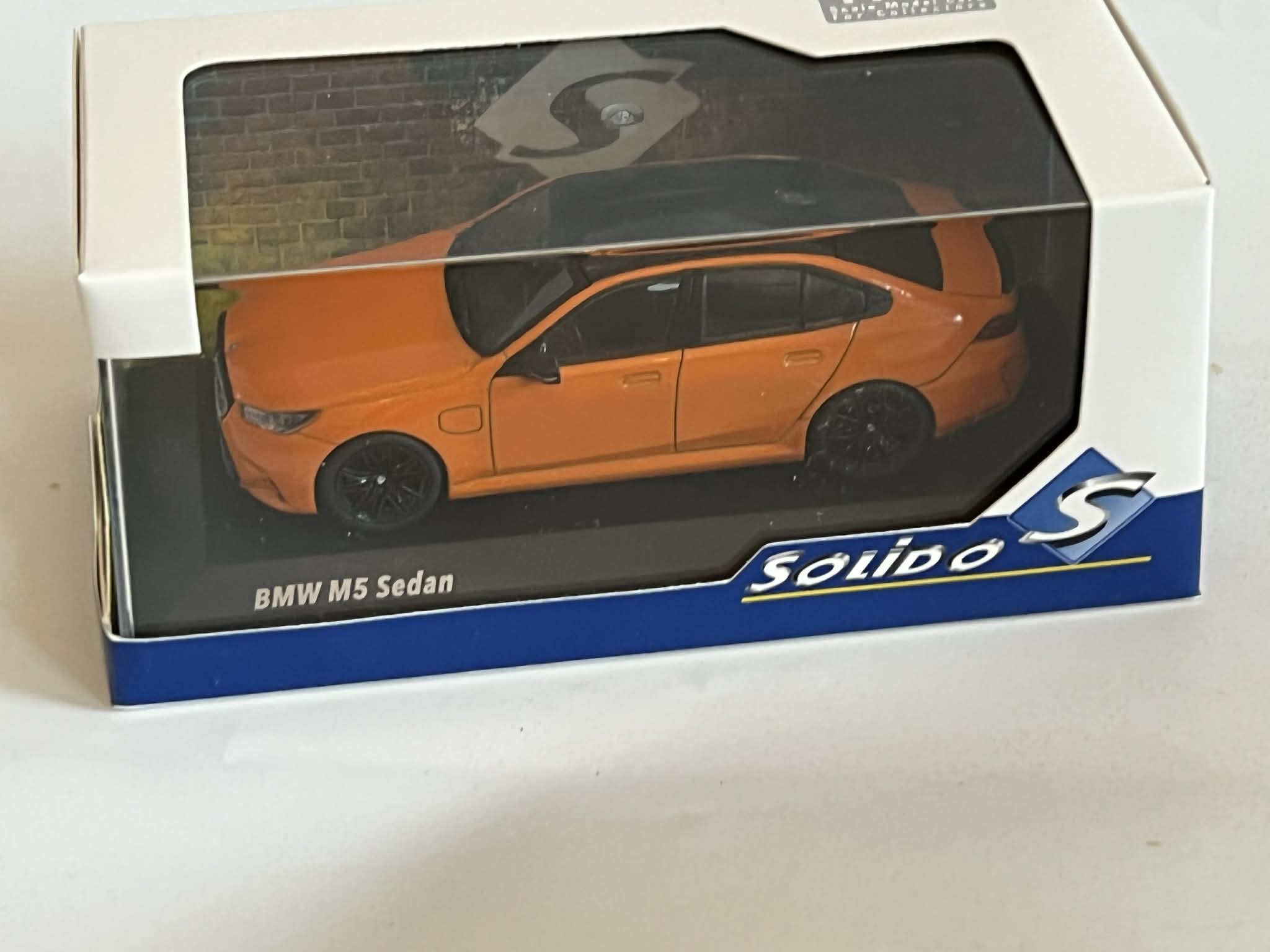 BMW M5 Sedan Pomarańczowy (1:43) Solido - obrazek 2