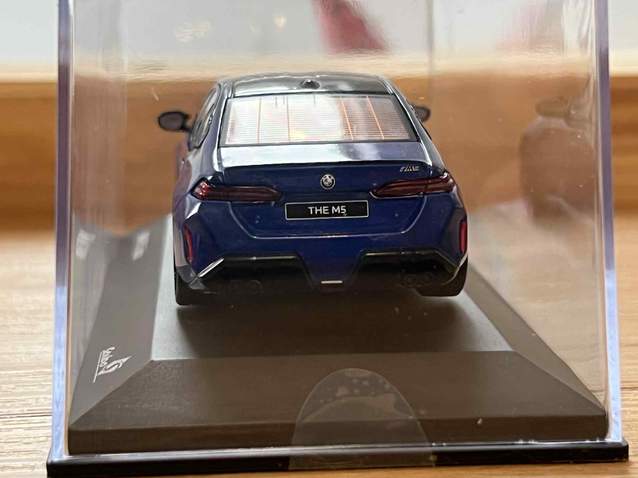 BMW M5 Sedan (1:43) Solido - obrazek 4