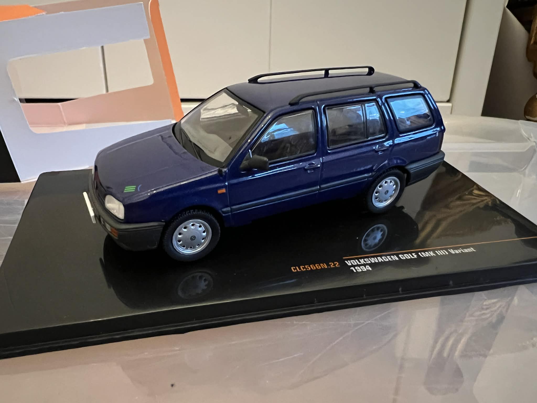 Volkswagen Golf MKIII Variant (1:43) IXO