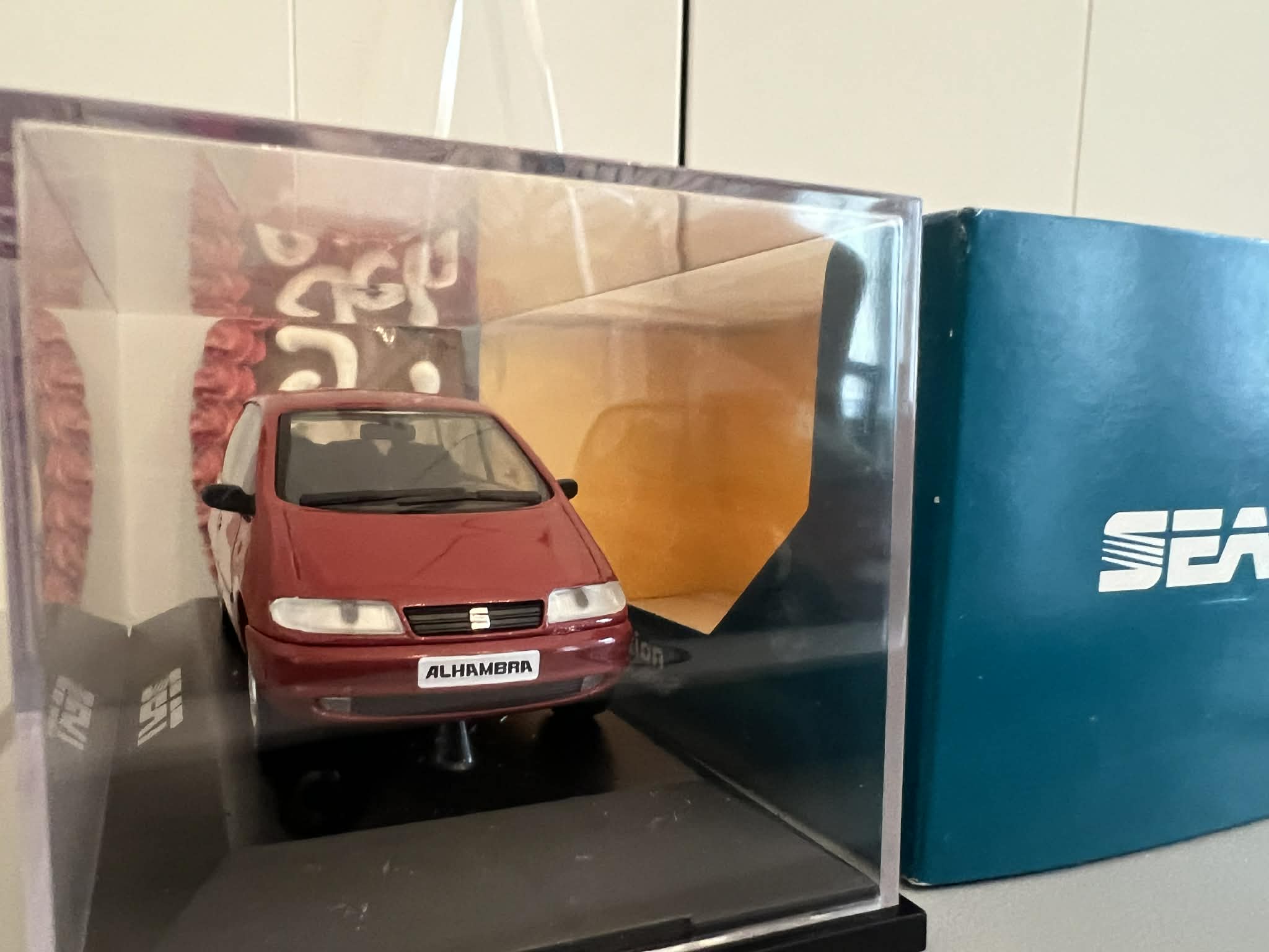 Seat Alhambra Czerwony (1:43) Herpa - obrazek 2