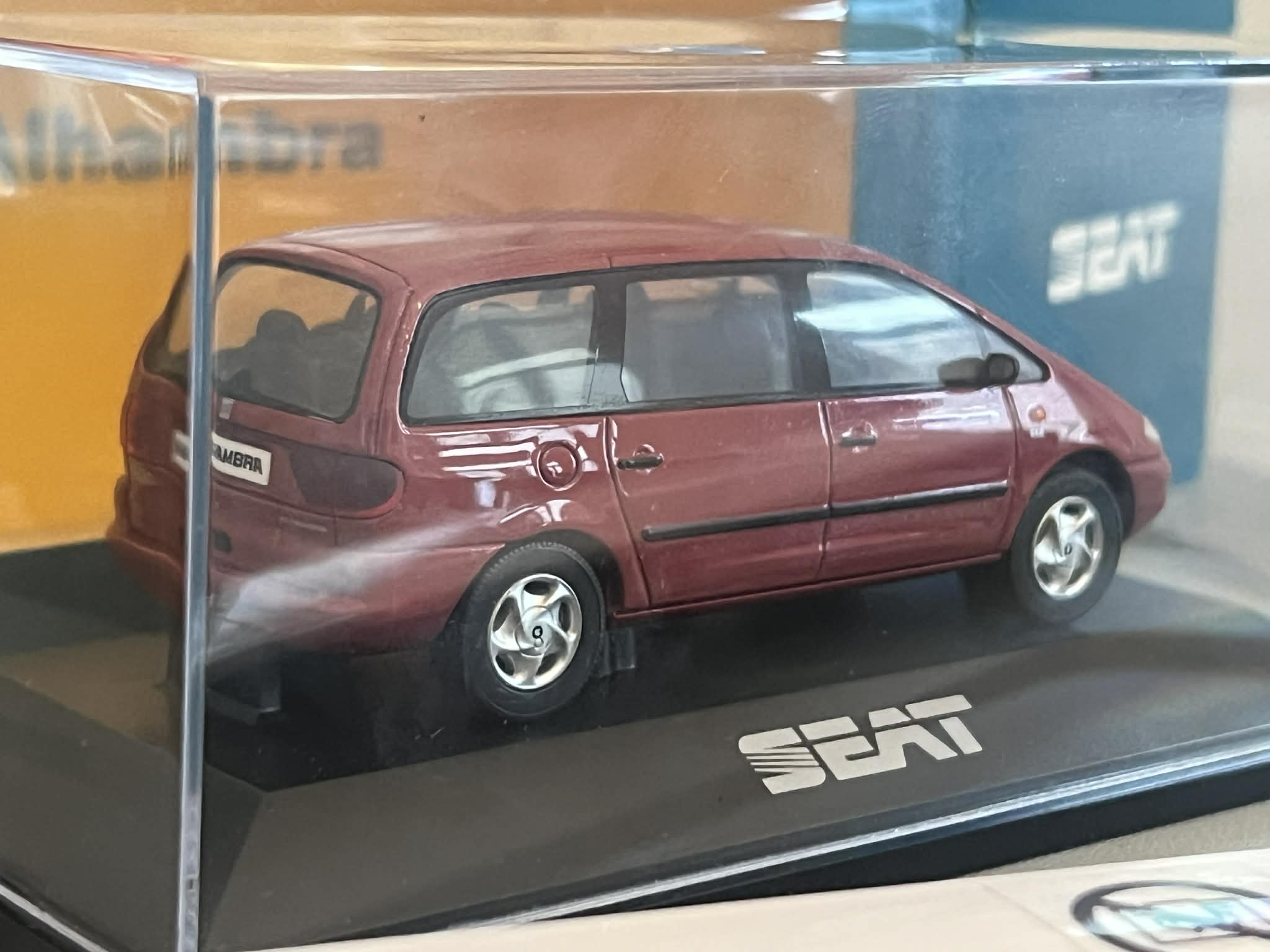 Seat Alhambra Czerwony (1:43) Herpa - obrazek 4