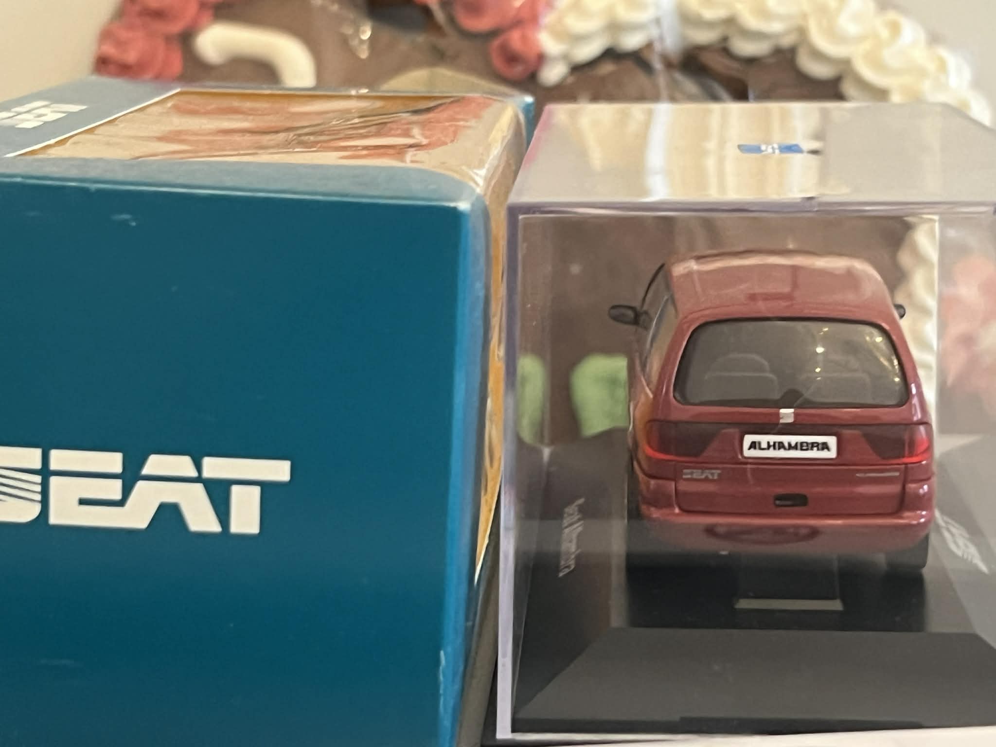 Seat Alhambra Czerwony (1:43) Herpa - obrazek 3