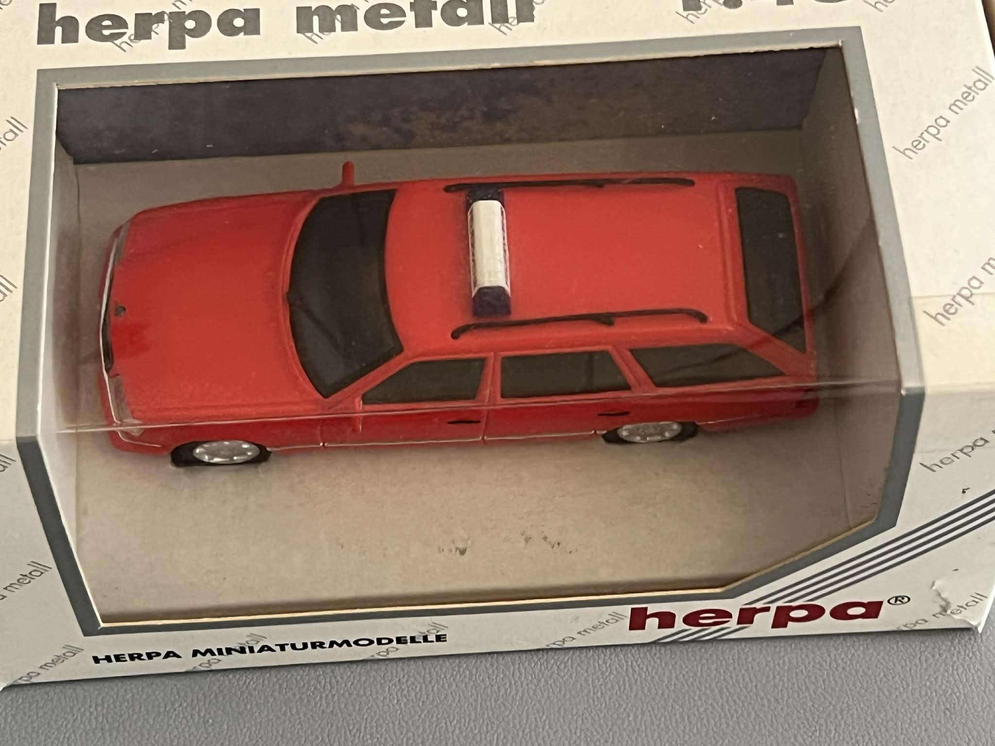Mercedes-Benz W124 Kombi (1:43) Herpa - obrazek 3