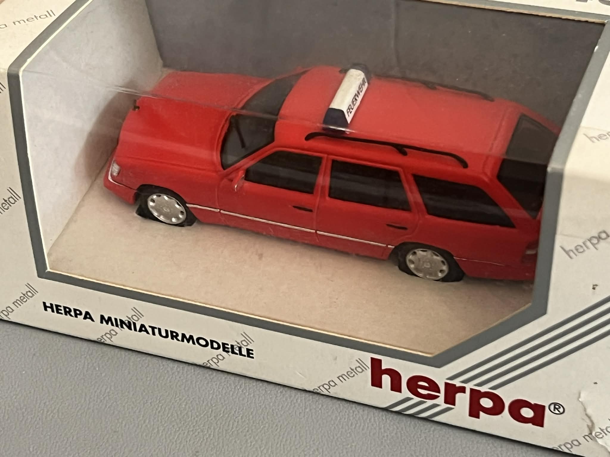 Mercedes-Benz W124 Kombi (1:43) Herpa - obrazek 4