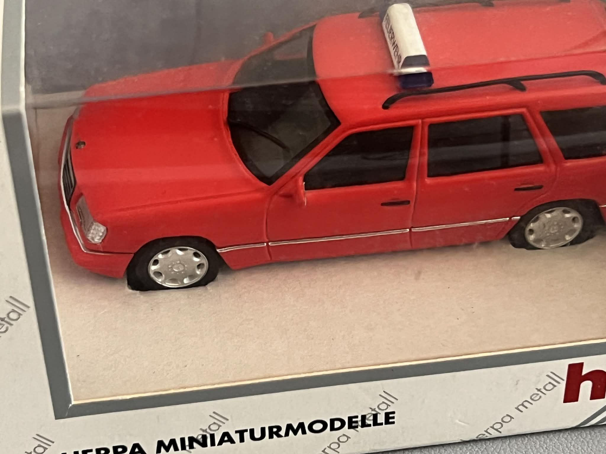 Mercedes-Benz W124 Kombi (1:43) Herpa - obrazek 2