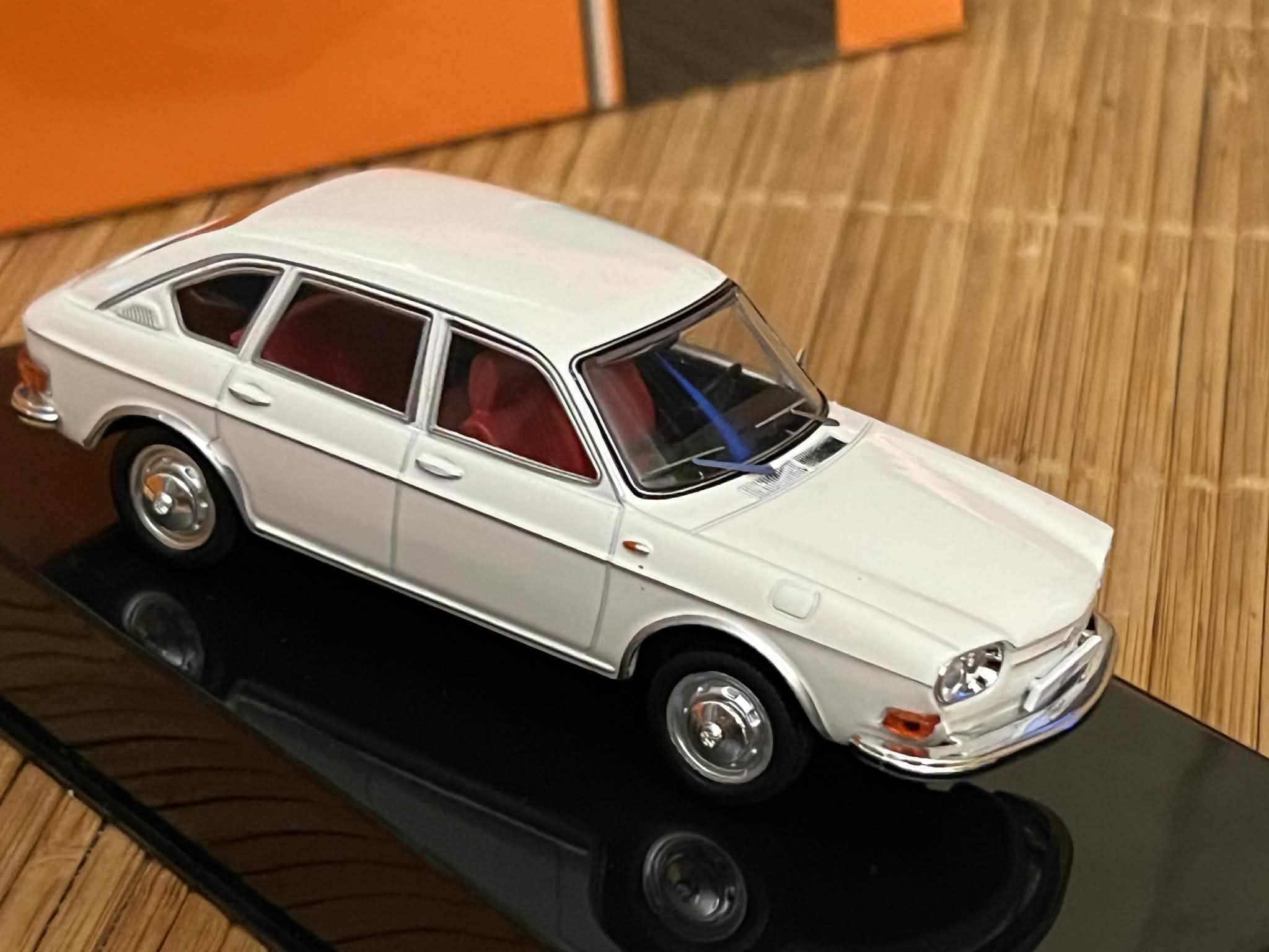 Volkswagen 411 LE (1:43) IXO - obrazek 5