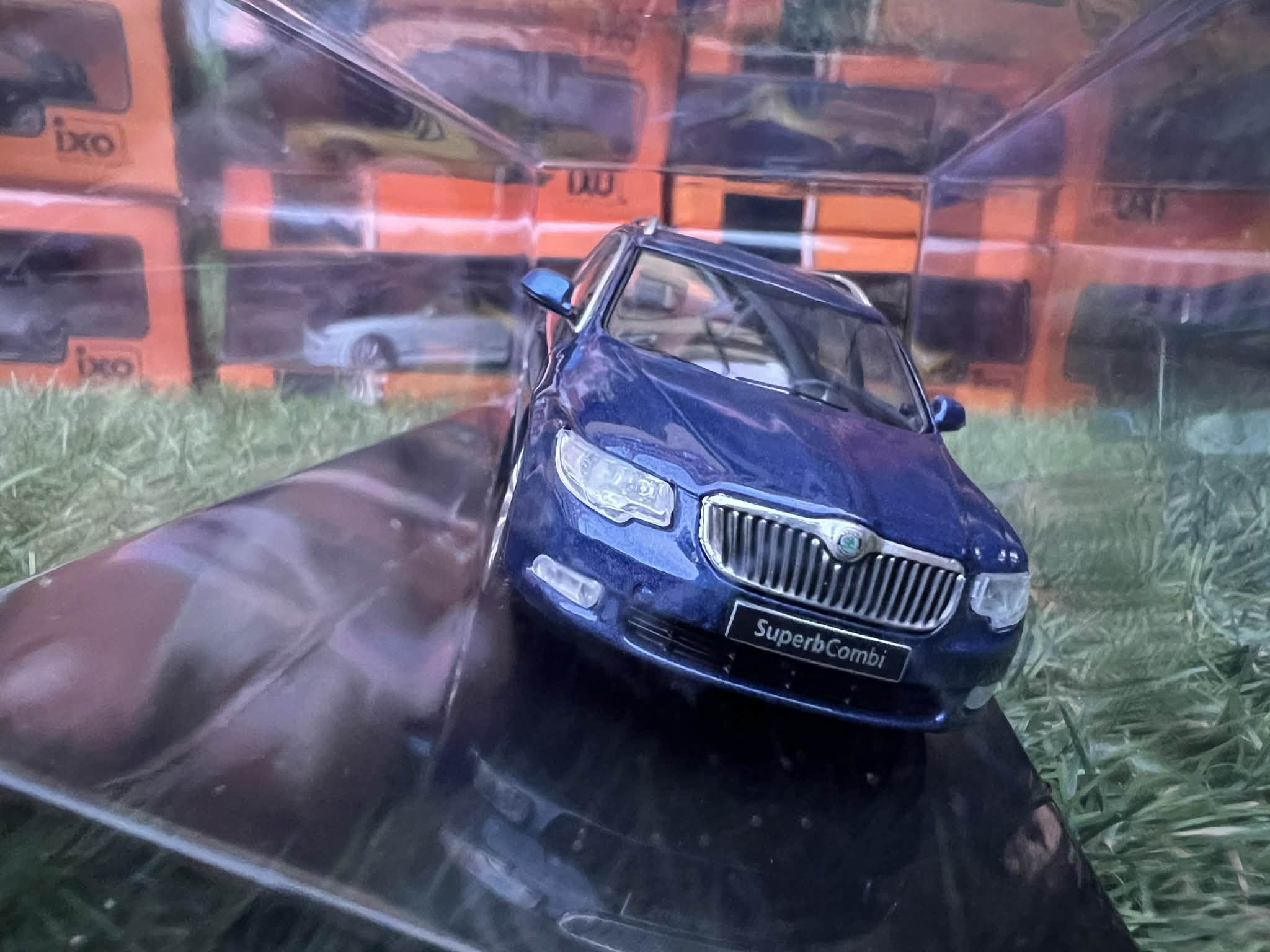 Skoda Superb II Kombi (1:43) IXO - obrazek 2