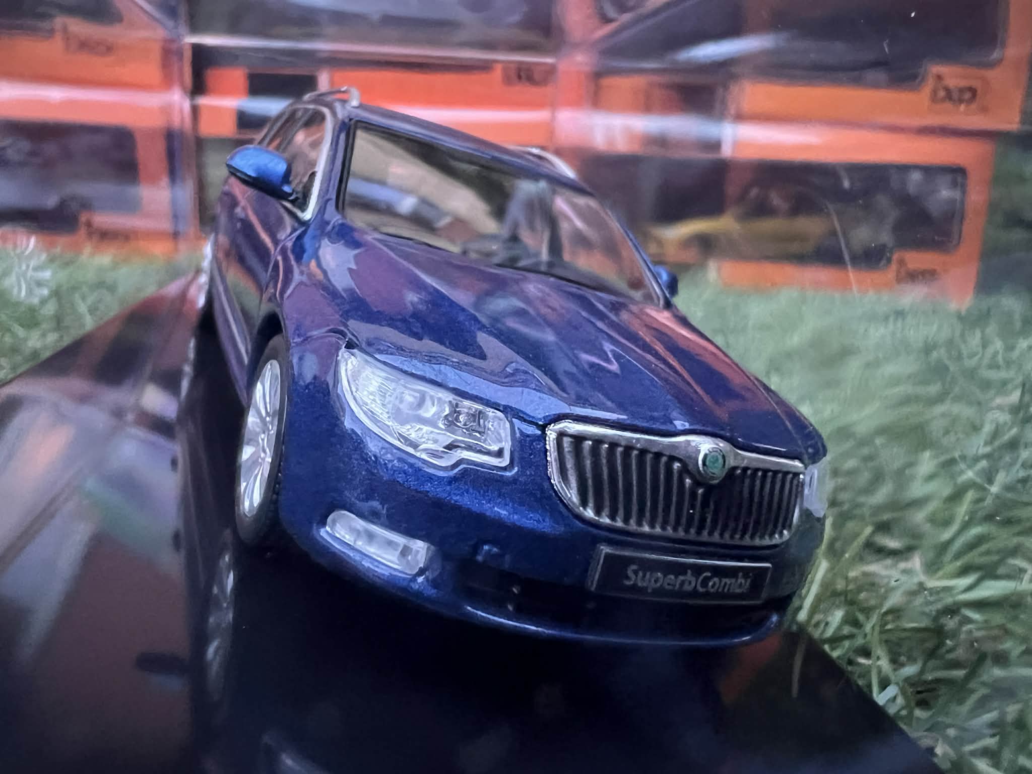 Skoda Superb II Kombi (1:43) IXO - obrazek 6