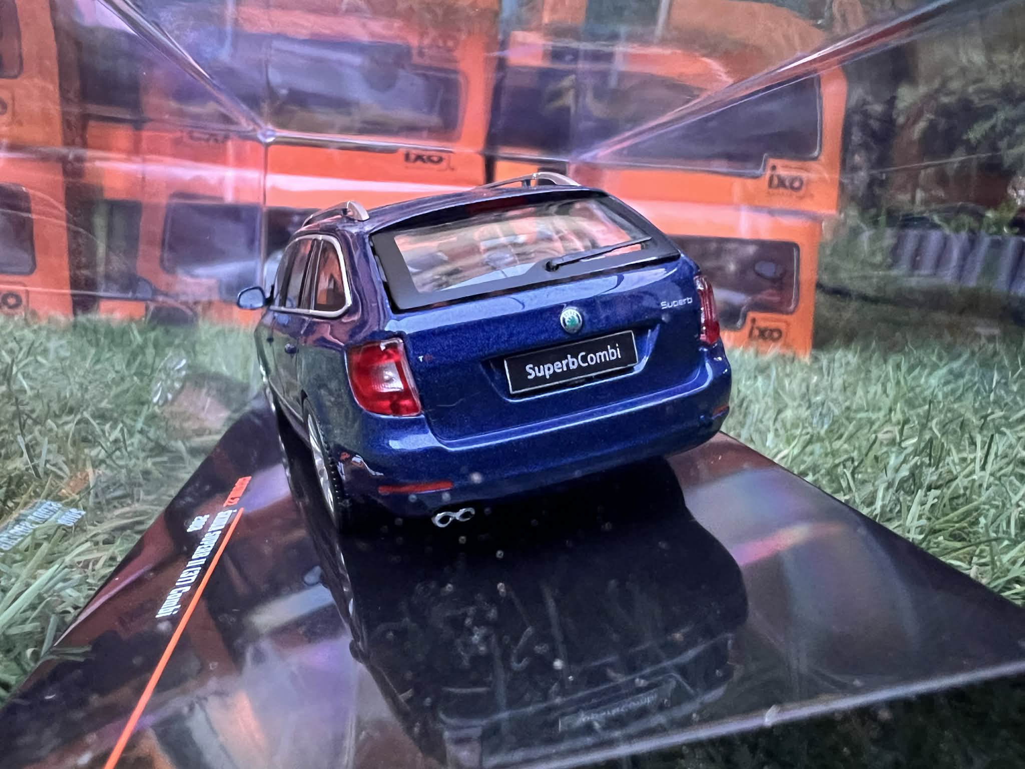 Skoda Superb II Kombi (1:43) IXO - obrazek 5