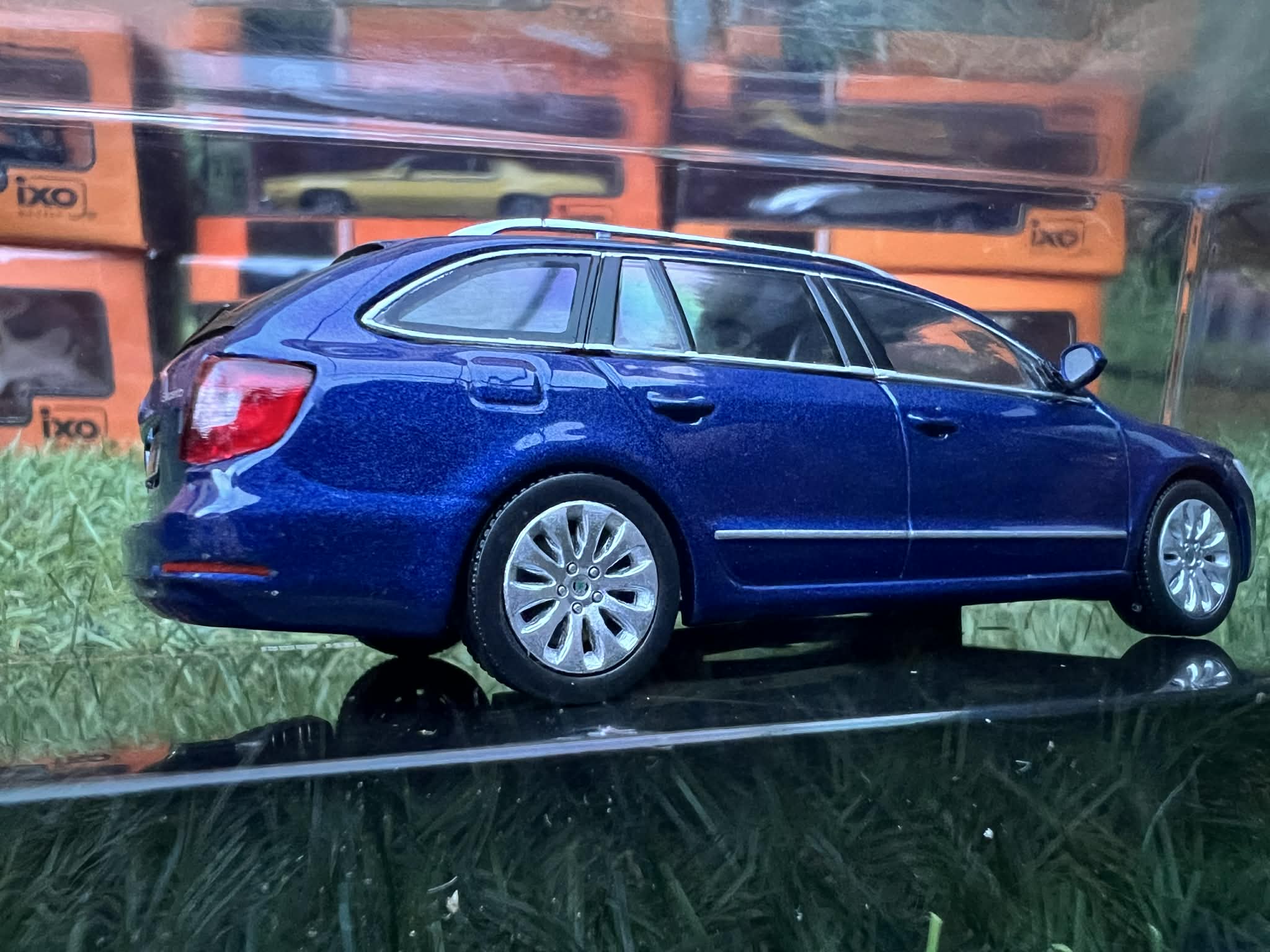 Skoda Superb II Kombi (1:43) IXO - obrazek 7