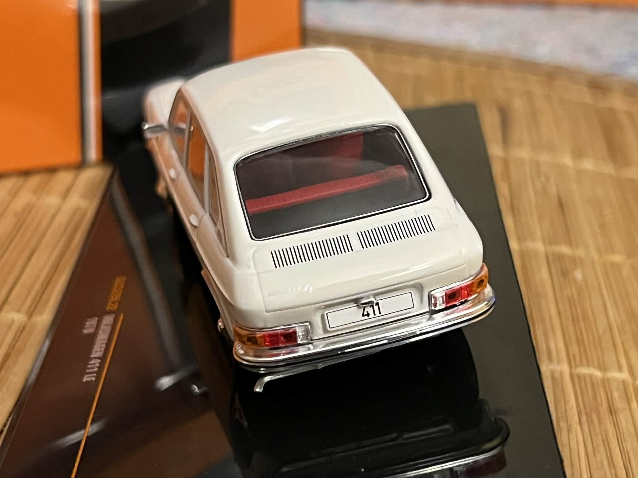 Volkswagen 411 LE (1:43) IXO - obrazek 3
