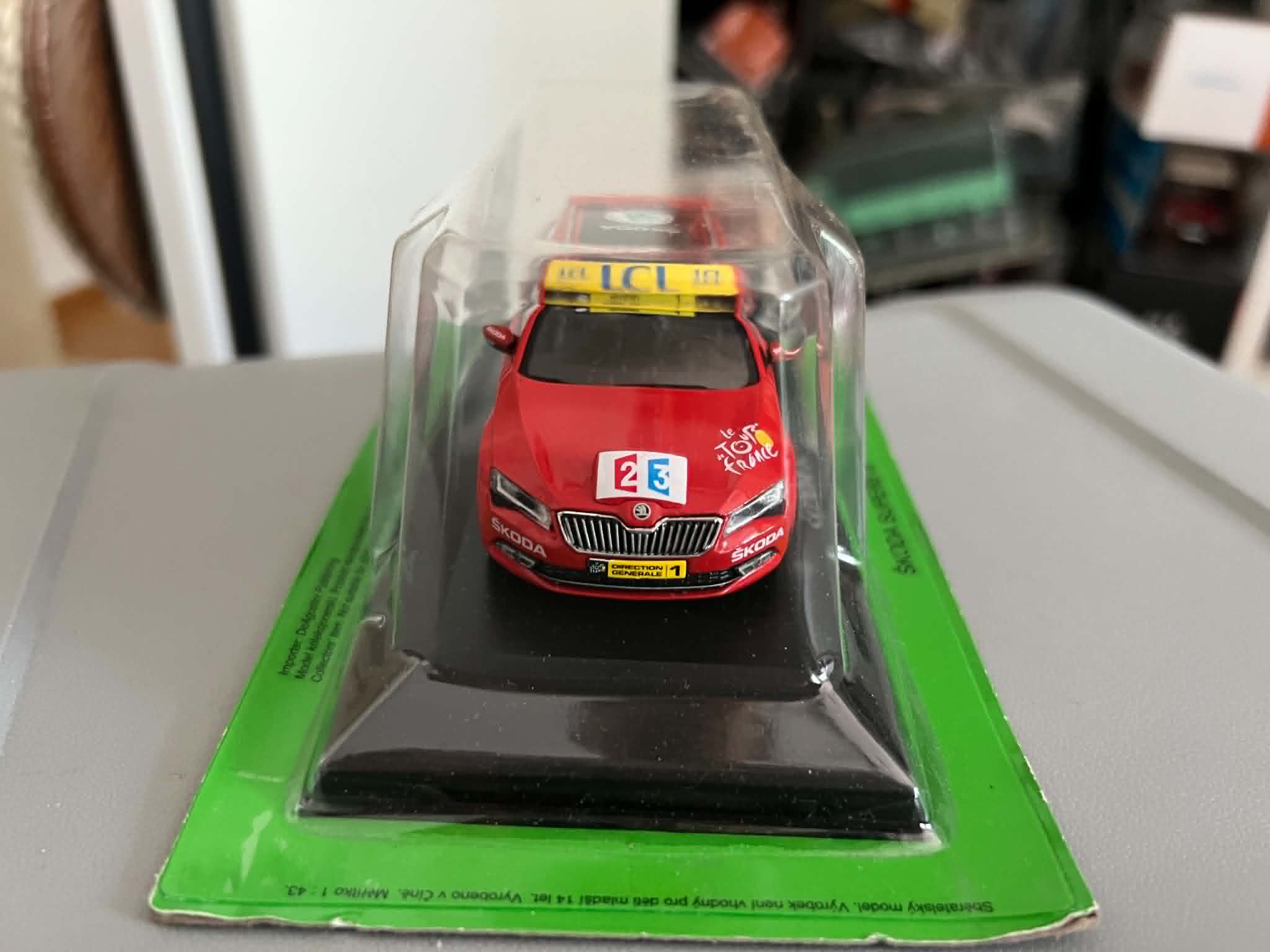 Skoda Superb III (1:43) - obrazek 2