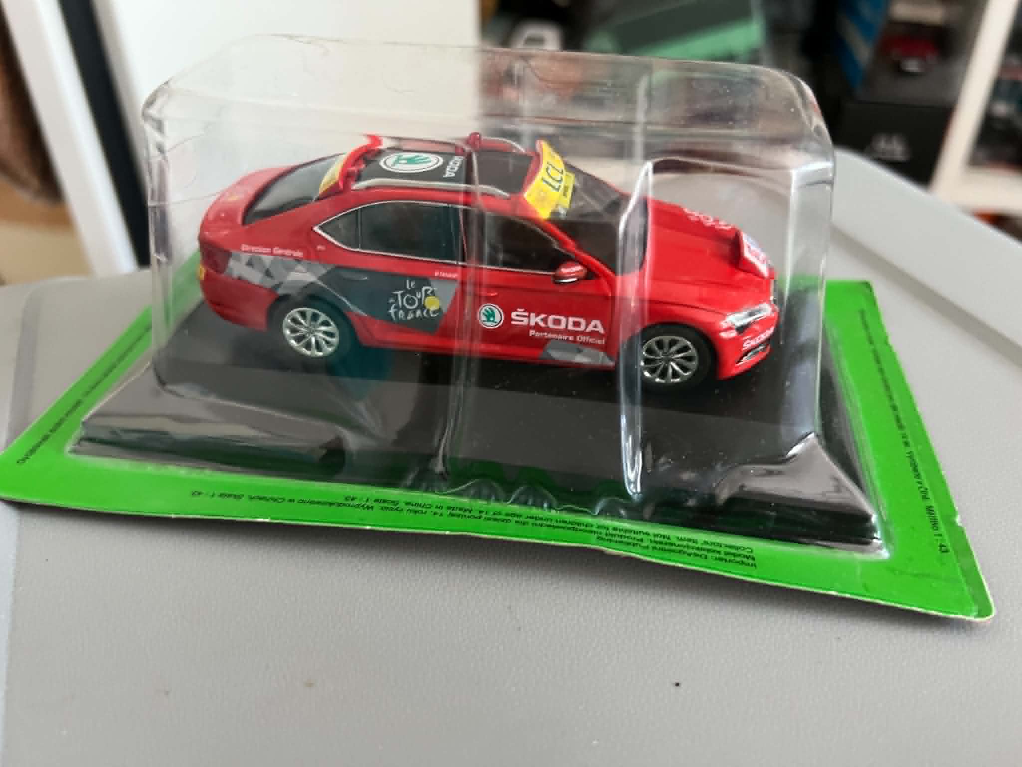 Skoda Superb III (1:43) - obrazek 3