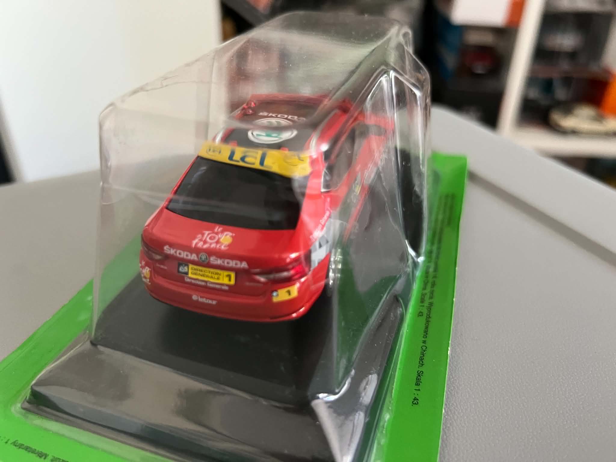 Skoda Superb III (1:43) - obrazek 4