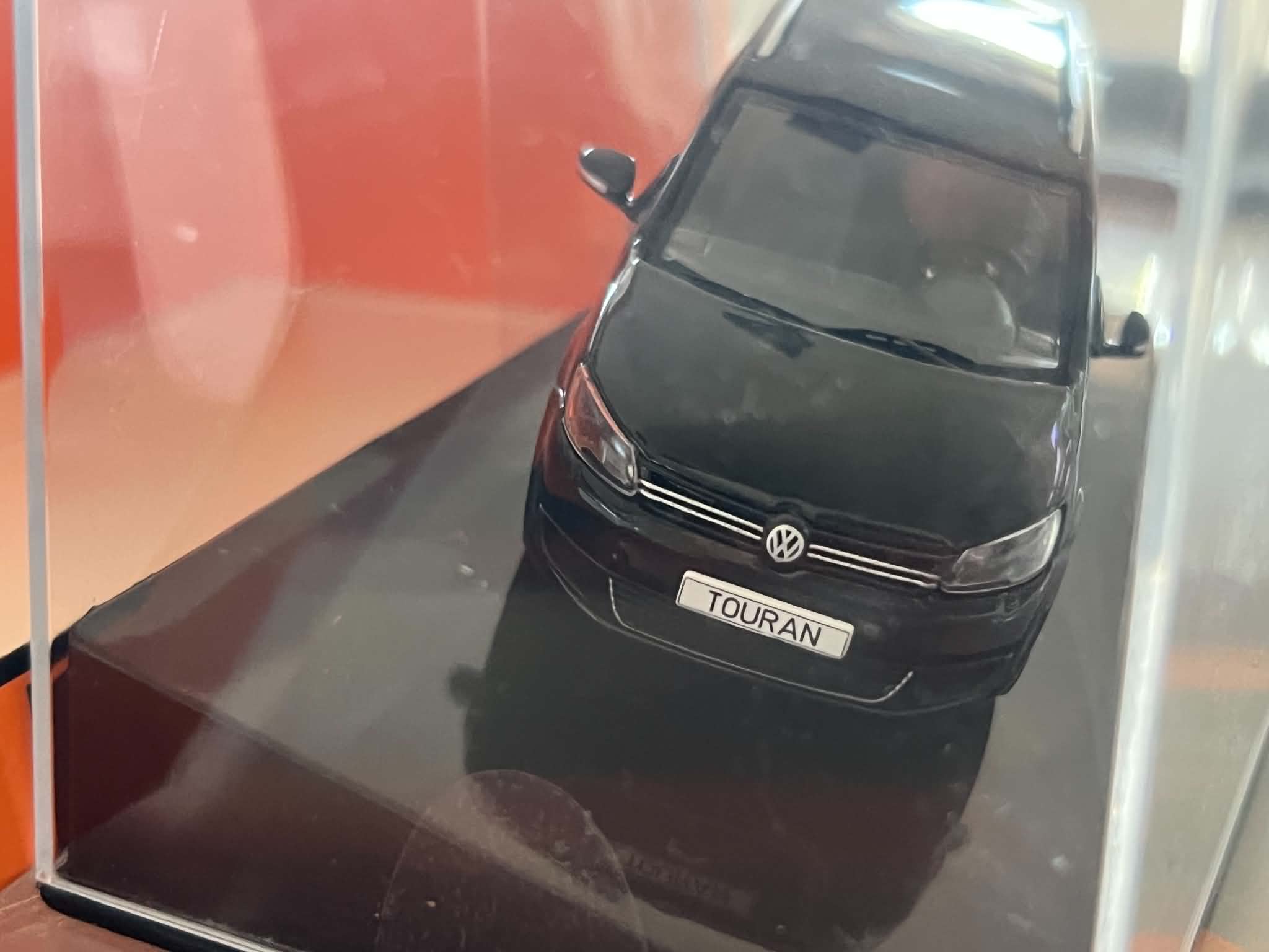 Volkswagen Touran (1:43) IXO - obrazek 2