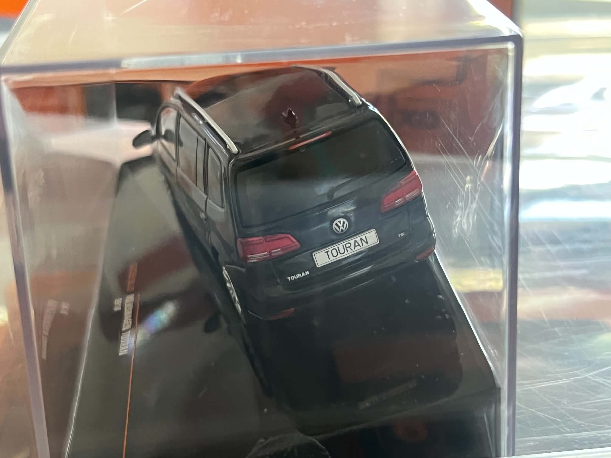 Volkswagen Touran (1:43) IXO - obrazek 3
