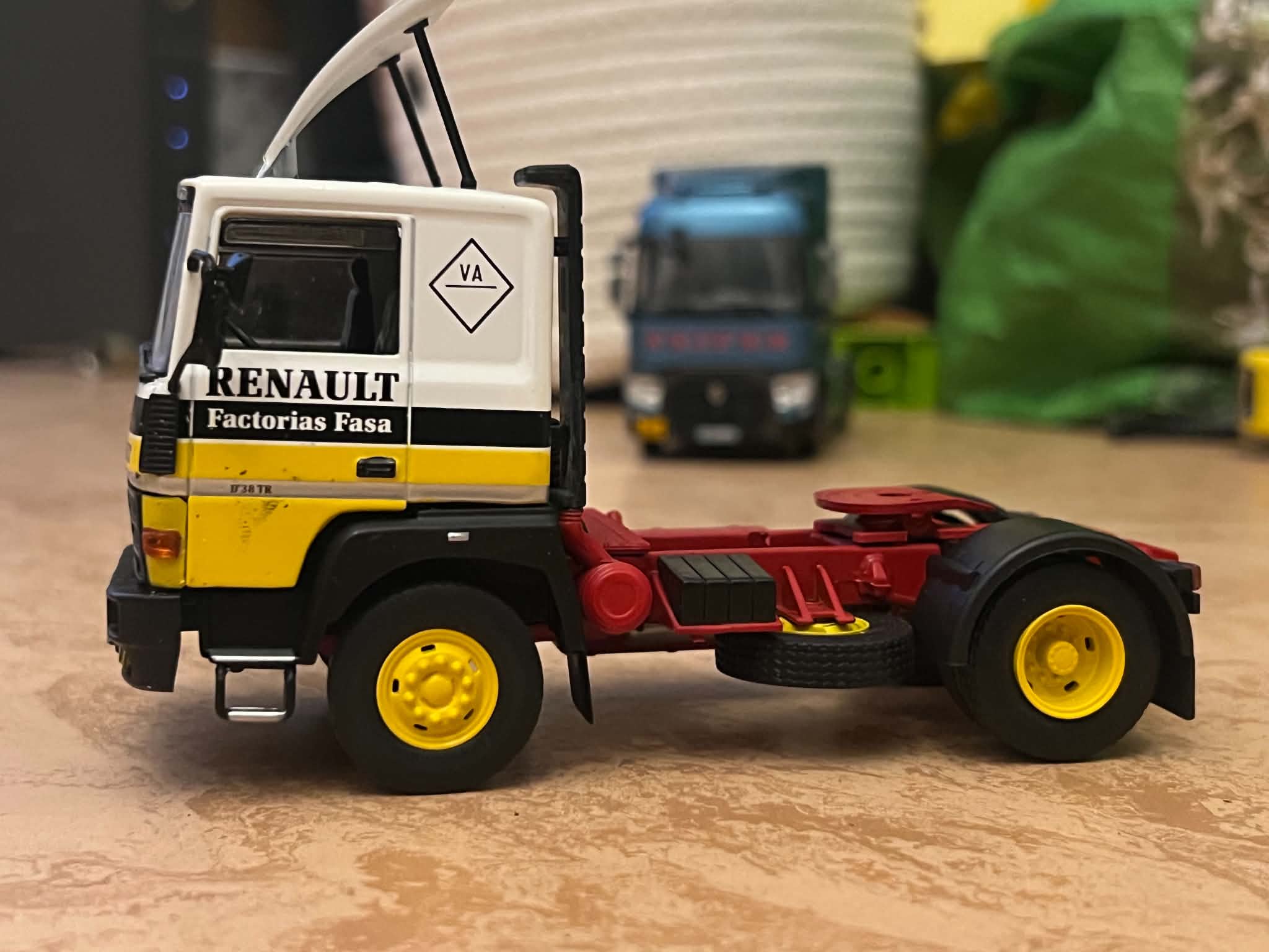 Ciągnik Siodłowy Renault (1:43) - obrazek 3