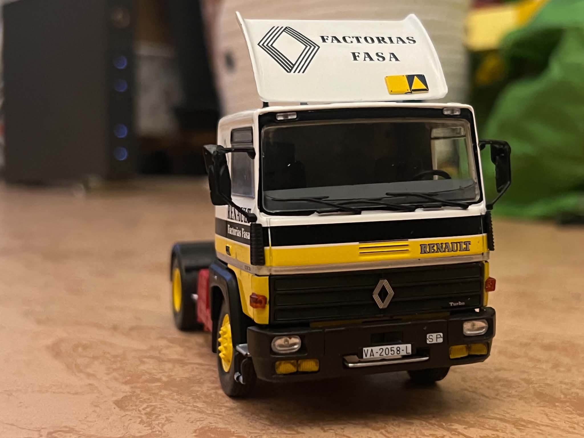 Ciągnik Siodłowy Renault (1:43) - obrazek 2