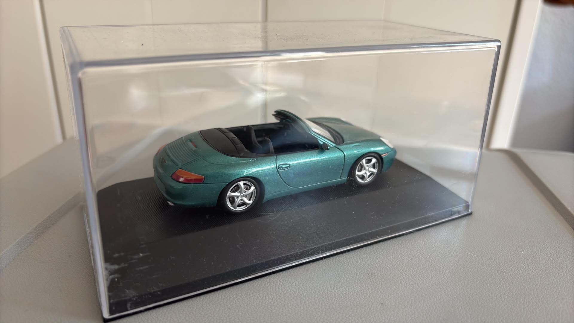 Porsche 911 Carrera Cabriolet (1:43) DeAgostini - obrazek 6